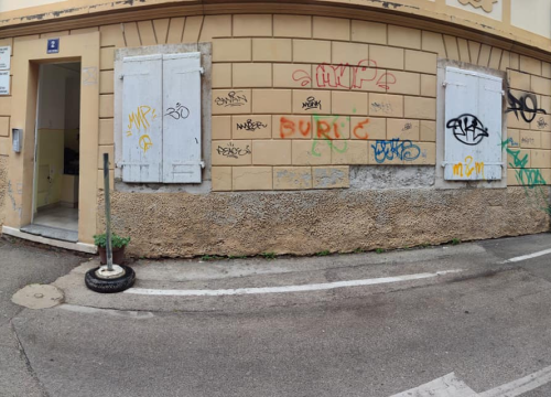 Nedavno prebojane škure Crvenog križa opet išarali vandali, a stradala su i nova vrata garaža