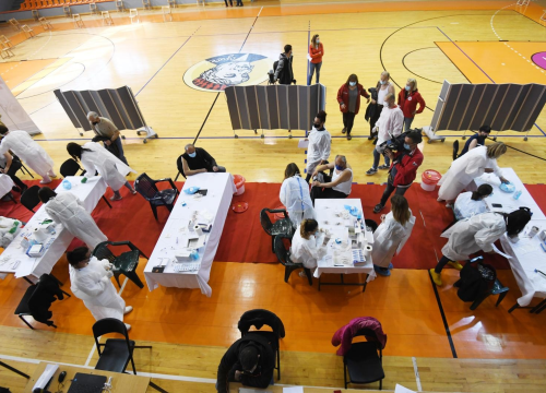 Danas se u Šibeniku cijepilo na tri punkta, na red došli turistički djelatnici i prosvjetari: Sljedeći tjedan stiže rekordna količina doza