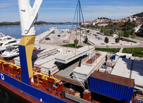 Iz šibenskog Marineteka prema Malti danas krenulo 13 betonskih pontona