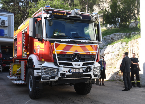 Na blagdan sv. Florijana šibenski vatrogasci pokazali novi kamion, a u Zagrebu danas preuzimaju još jedno vozilo
