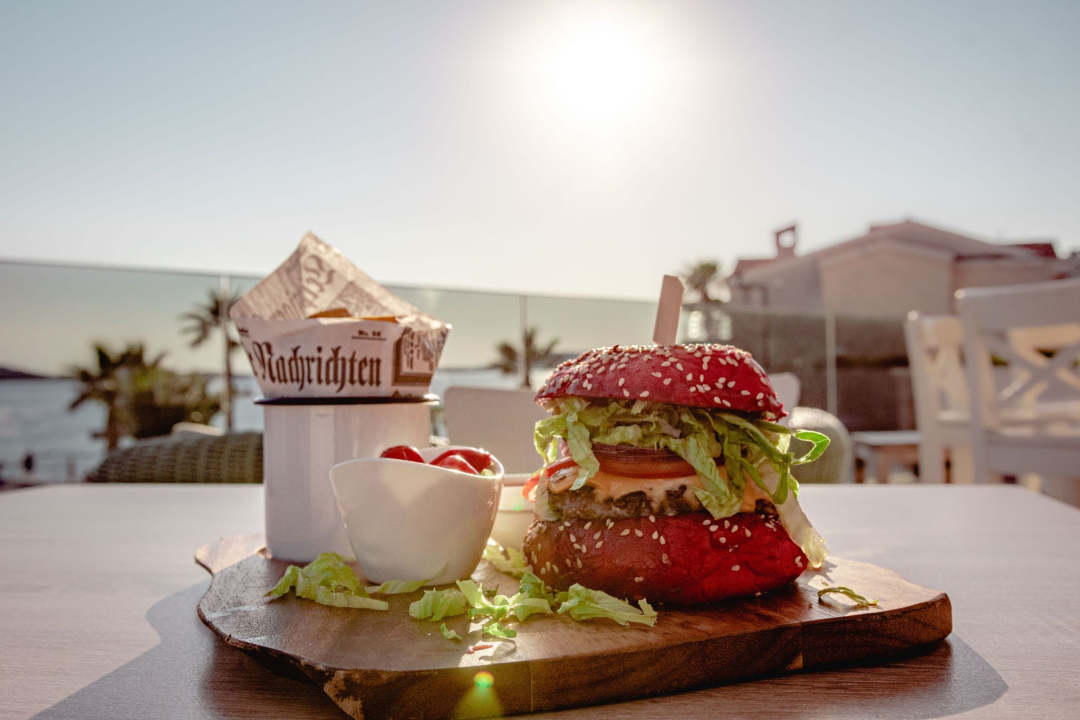 Priuštite si prekrasne trenutke na prozračnoj terasi Pomalo Bistro & Bara u Žaboriću!