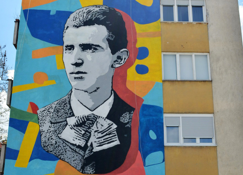 Mladi Tesla na pročelju zgrade u Karlovcu, gradu u kojemu je živio tri godine