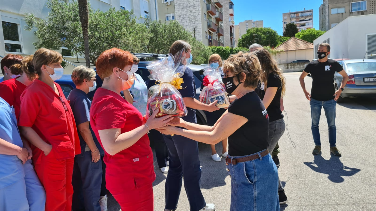 Kolege s Radio Šibenika darivale medicinske sestre u šibenskoj bolnici