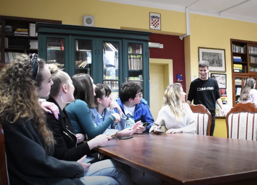 Gimnazijalci snimili film ‘Utezi i krila homoseksualnosti’: Pogledajte kako su gayevi utjecali na čovječanstvo