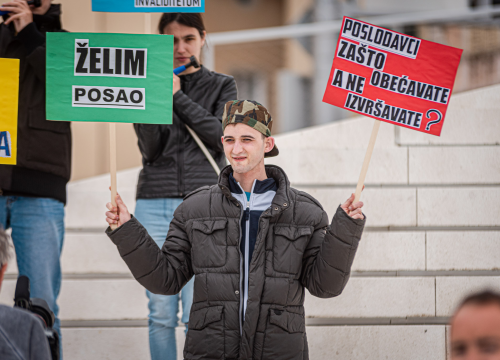 Fotografija 11 - Na Poljani 'prosvjed' osoba s invaliditetom: Snimanje završne scene filma u sklopu projekta 'Hoću posao'