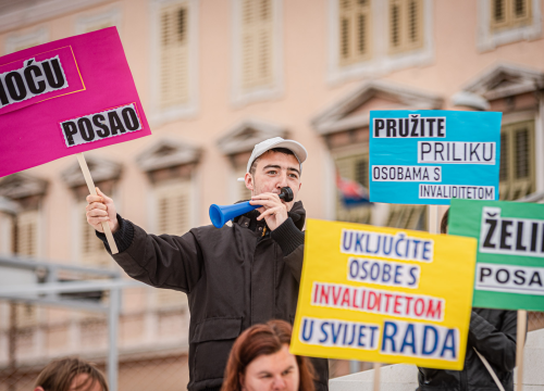 Fotografija 12 - Na Poljani 'prosvjed' osoba s invaliditetom: Snimanje završne scene filma u sklopu projekta 'Hoću posao'