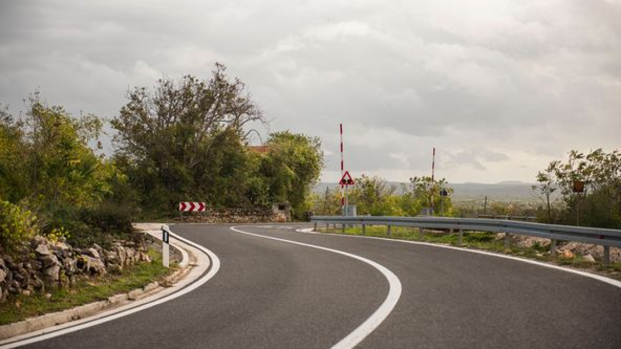 Zbog olujnog vjetra problemi na magistrali: Ove su dionice zatvorene za promet