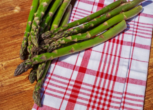 Proljetni rižoto od šparoga za koji će se tražiti porcija više