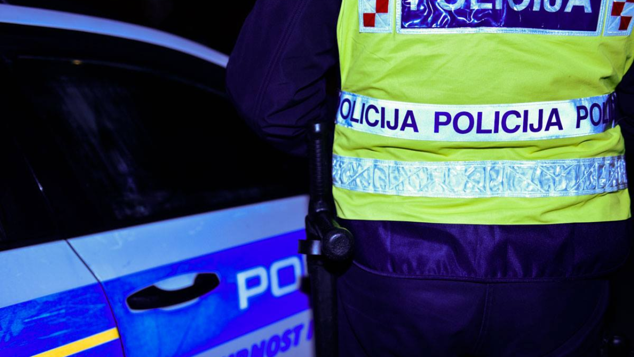 Na željezničkom kolodvoru u Šibeniku netko šarao po vlaku, policija traga za 'umjetnikom'