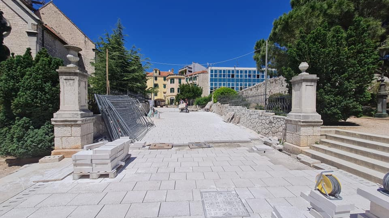 Radovi kod parka i sv. Frane primiču se kraju: Postavljene nove kamene ploče, ostalo je još malo posla