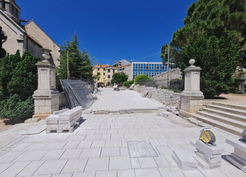 Radovi kod parka i sv. Frane primiču se kraju: Postavljene nove kamene ploče, ostalo je još malo posla