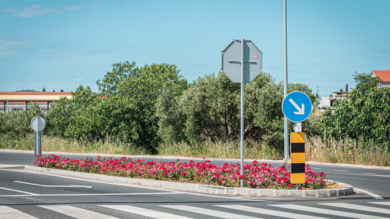 Radne akcije Zelenog grada: Na ulazima u grad posađeno cvijeće i uređen okoliš