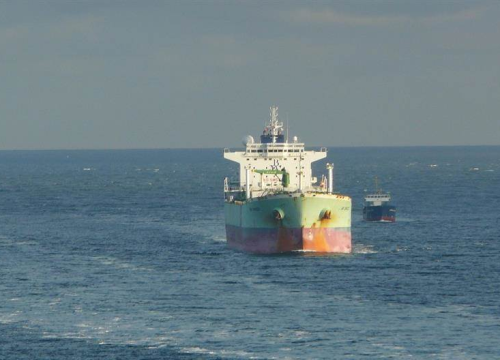 Hrvatski tanker Rava izbjegao katastrofu, izvlačilo ga 8 remorkera