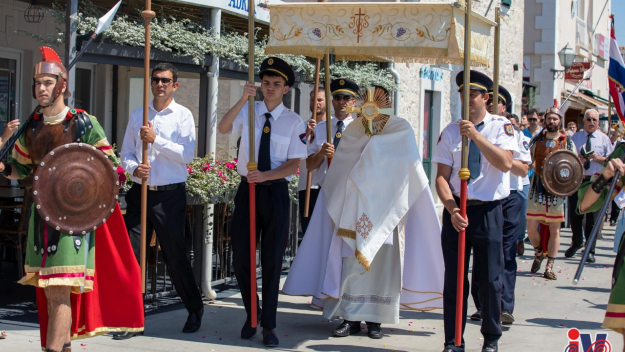 Svetom misom i procesijom kroz Vodice proslavljeno Tijelovo