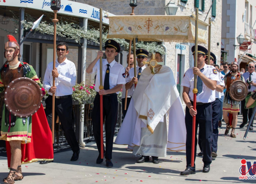 Svetom misom i procesijom kroz Vodice proslavljeno Tijelovo
