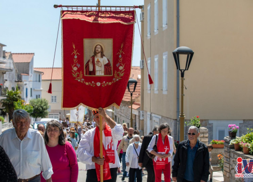 Fotografija 3 - Svetom misom i procesijom kroz Vodice proslavljeno Tijelovo