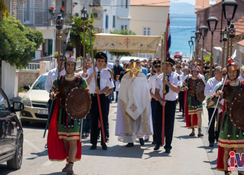 Fotografija 4 - Svetom misom i procesijom kroz Vodice proslavljeno Tijelovo