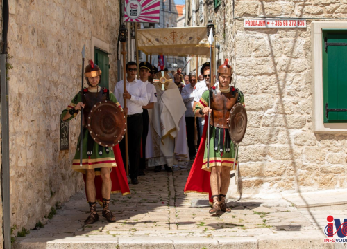 Fotografija 6 - Svetom misom i procesijom kroz Vodice proslavljeno Tijelovo