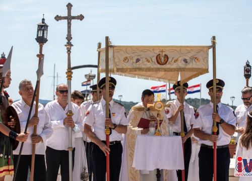 Fotografija 2 - Svetom misom i procesijom kroz Vodice proslavljeno Tijelovo