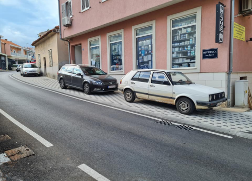 Novi trotoar u Matije Gupca širok je taman za komotno parkiranje: 'Prometni redari tu ne zalaze'