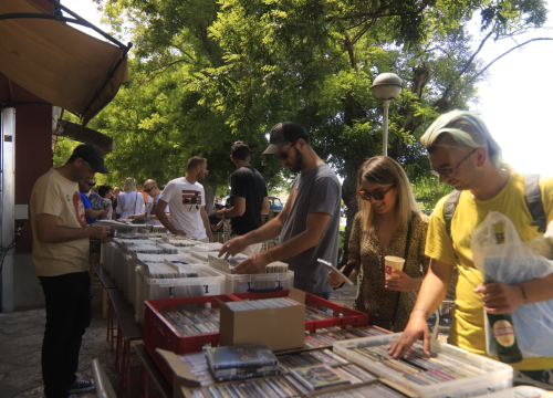 Ako ste slučajno propustili Long Play Day, nemojte Je Veux