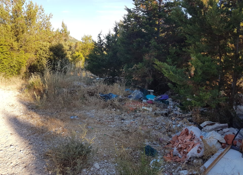 Fotografija 2 - Nije parking na tri trake, ali je sigurno odlagalište otpada: Na Vidicima kod stare magistrale hrpe smeća