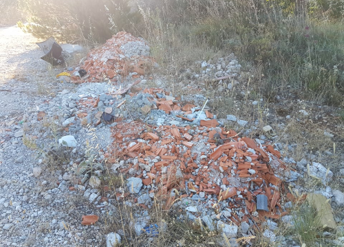 Fotografija 3 - Nije parking na tri trake, ali je sigurno odlagalište otpada: Na Vidicima kod stare magistrale hrpe smeća