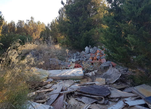 Fotografija 4 - Nije parking na tri trake, ali je sigurno odlagalište otpada: Na Vidicima kod stare magistrale hrpe smeća