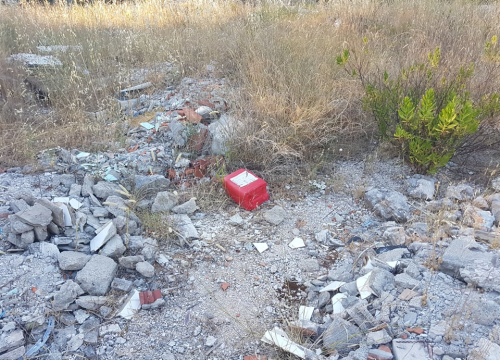 Fotografija 5 - Nije parking na tri trake, ali je sigurno odlagalište otpada: Na Vidicima kod stare magistrale hrpe smeća