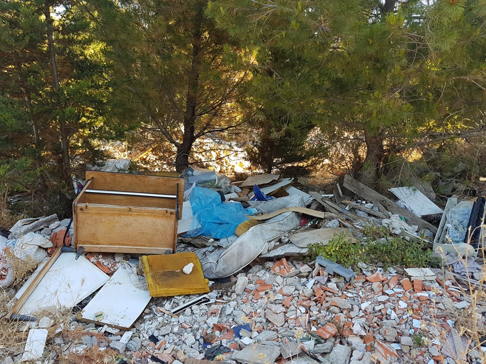 Nije parking na tri trake, ali je sigurno odlagalište otpada: Na Vidicima kod stare magistrale hrpe smeća