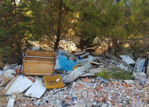 Fotografija 1 - Nije parking na tri trake, ali je sigurno odlagalište otpada: Na Vidicima kod stare magistrale hrpe smeća