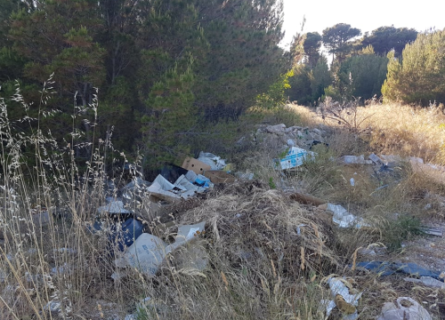 Fotografija 6 - Nije parking na tri trake, ali je sigurno odlagalište otpada: Na Vidicima kod stare magistrale hrpe smeća
