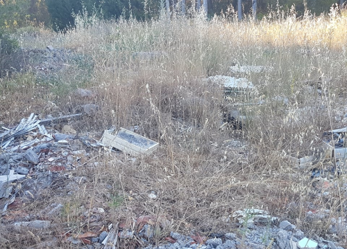 Fotografija 7 - Nije parking na tri trake, ali je sigurno odlagalište otpada: Na Vidicima kod stare magistrale hrpe smeća