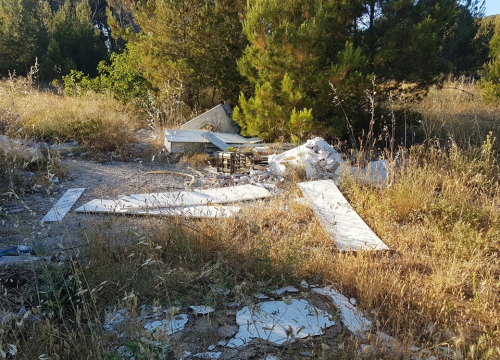 Fotografija 9 - Nije parking na tri trake, ali je sigurno odlagalište otpada: Na Vidicima kod stare magistrale hrpe smeća