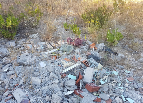 Fotografija 10 - Nije parking na tri trake, ali je sigurno odlagalište otpada: Na Vidicima kod stare magistrale hrpe smeća