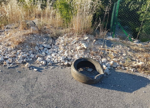 Fotografija 11 - Nije parking na tri trake, ali je sigurno odlagalište otpada: Na Vidicima kod stare magistrale hrpe smeća