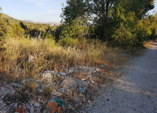 Fotografija 12 - Nije parking na tri trake, ali je sigurno odlagalište otpada: Na Vidicima kod stare magistrale hrpe smeća