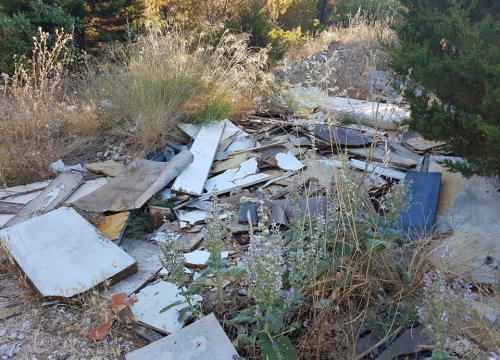 Fotografija 13 - Nije parking na tri trake, ali je sigurno odlagalište otpada: Na Vidicima kod stare magistrale hrpe smeća