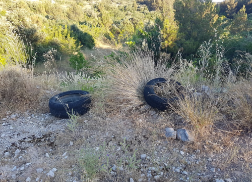 Fotografija 14 - Nije parking na tri trake, ali je sigurno odlagalište otpada: Na Vidicima kod stare magistrale hrpe smeća