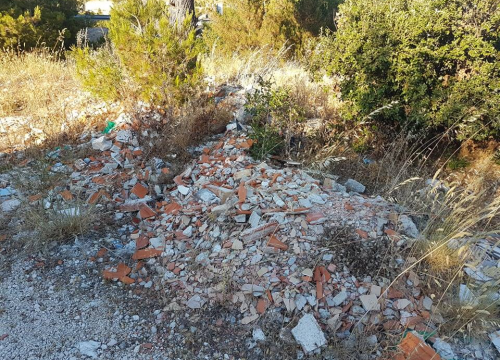 Fotografija 15 - Nije parking na tri trake, ali je sigurno odlagalište otpada: Na Vidicima kod stare magistrale hrpe smeća