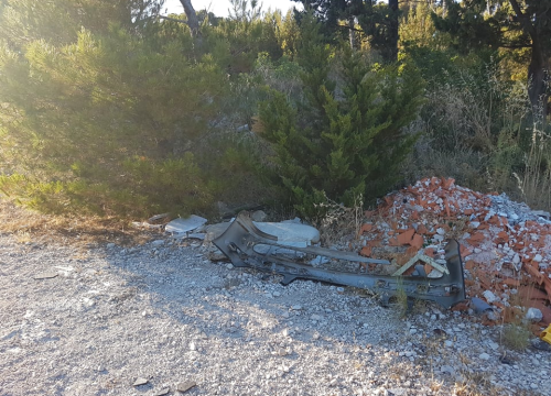 Fotografija 16 - Nije parking na tri trake, ali je sigurno odlagalište otpada: Na Vidicima kod stare magistrale hrpe smeća