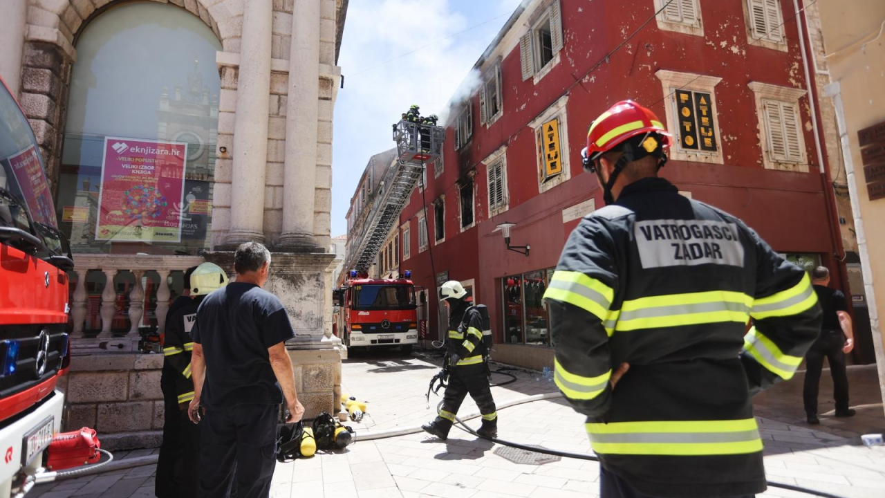 Izbio je požar u stanu u centru Zadra, ljudi evakuirani