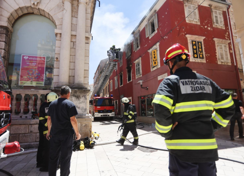 Izbio je požar u stanu u centru Zadra, ljudi evakuirani