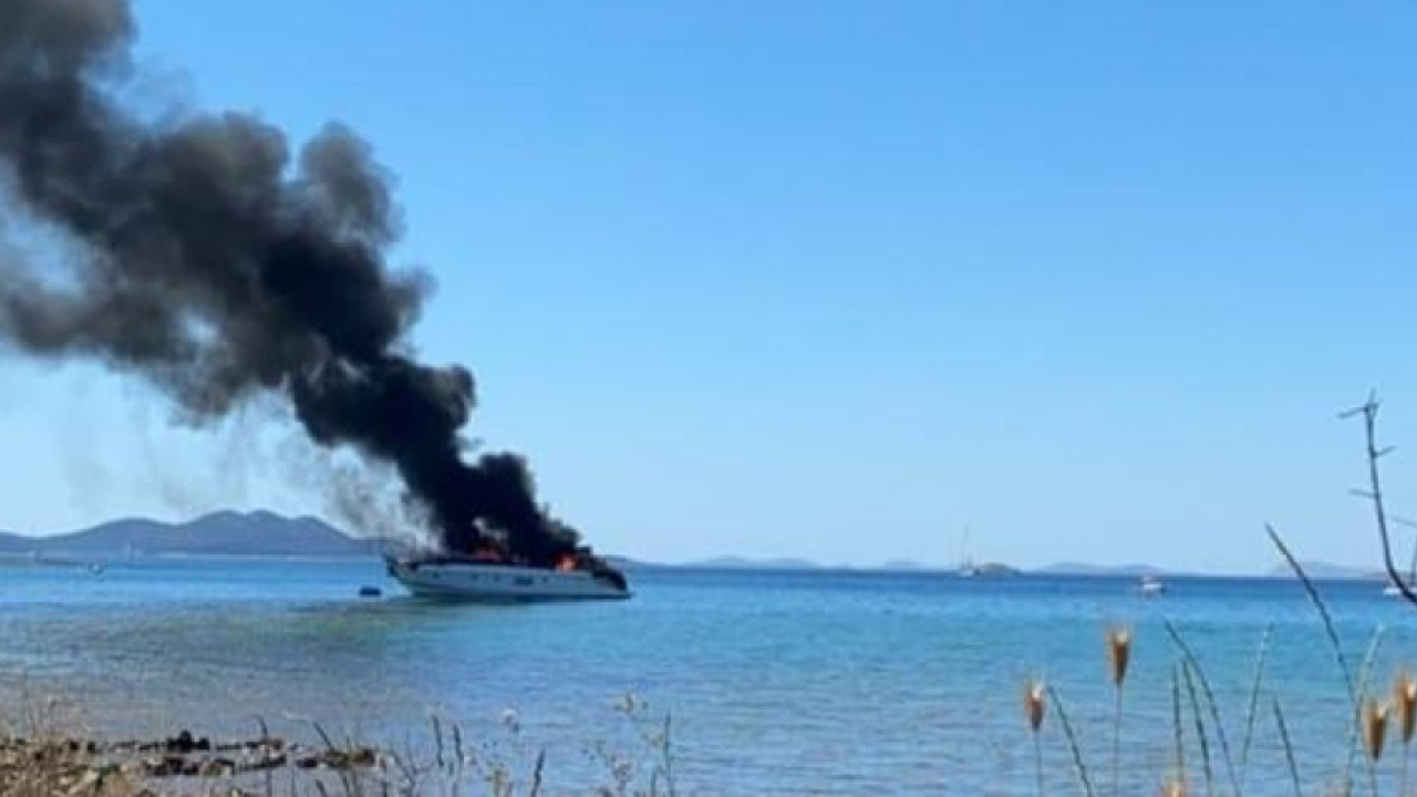Planuo požar na jahti, posada se uspjela spasiti skokom u more, suklja gusti crni dim