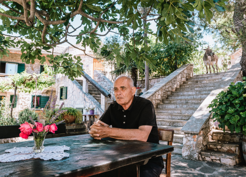 Fotografija 2 - Don Stipe Perkov objavio ‘Razgovore (ne)ugodne puka primoštenskoga’: Riječima su, kao s kamenom, gradili suhozid prošlosti!