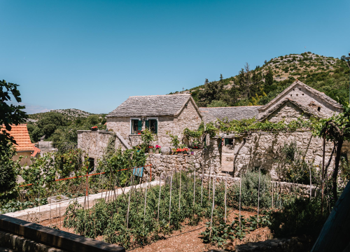 Fotografija 3 - Don Stipe Perkov objavio ‘Razgovore (ne)ugodne puka primoštenskoga’: Riječima su, kao s kamenom, gradili suhozid prošlosti!