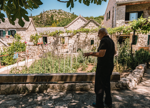 Fotografija 4 - Don Stipe Perkov objavio ‘Razgovore (ne)ugodne puka primoštenskoga’: Riječima su, kao s kamenom, gradili suhozid prošlosti!