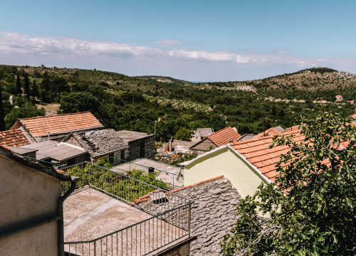 Fotografija 6 - Don Stipe Perkov objavio ‘Razgovore (ne)ugodne puka primoštenskoga’: Riječima su, kao s kamenom, gradili suhozid prošlosti!