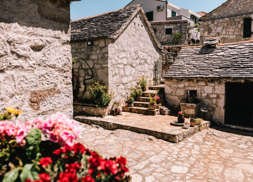 Fotografija 7 - Don Stipe Perkov objavio ‘Razgovore (ne)ugodne puka primoštenskoga’: Riječima su, kao s kamenom, gradili suhozid prošlosti!