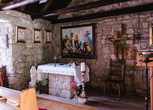 Fotografija 11 - Don Stipe Perkov objavio ‘Razgovore (ne)ugodne puka primoštenskoga’: Riječima su, kao s kamenom, gradili suhozid prošlosti!